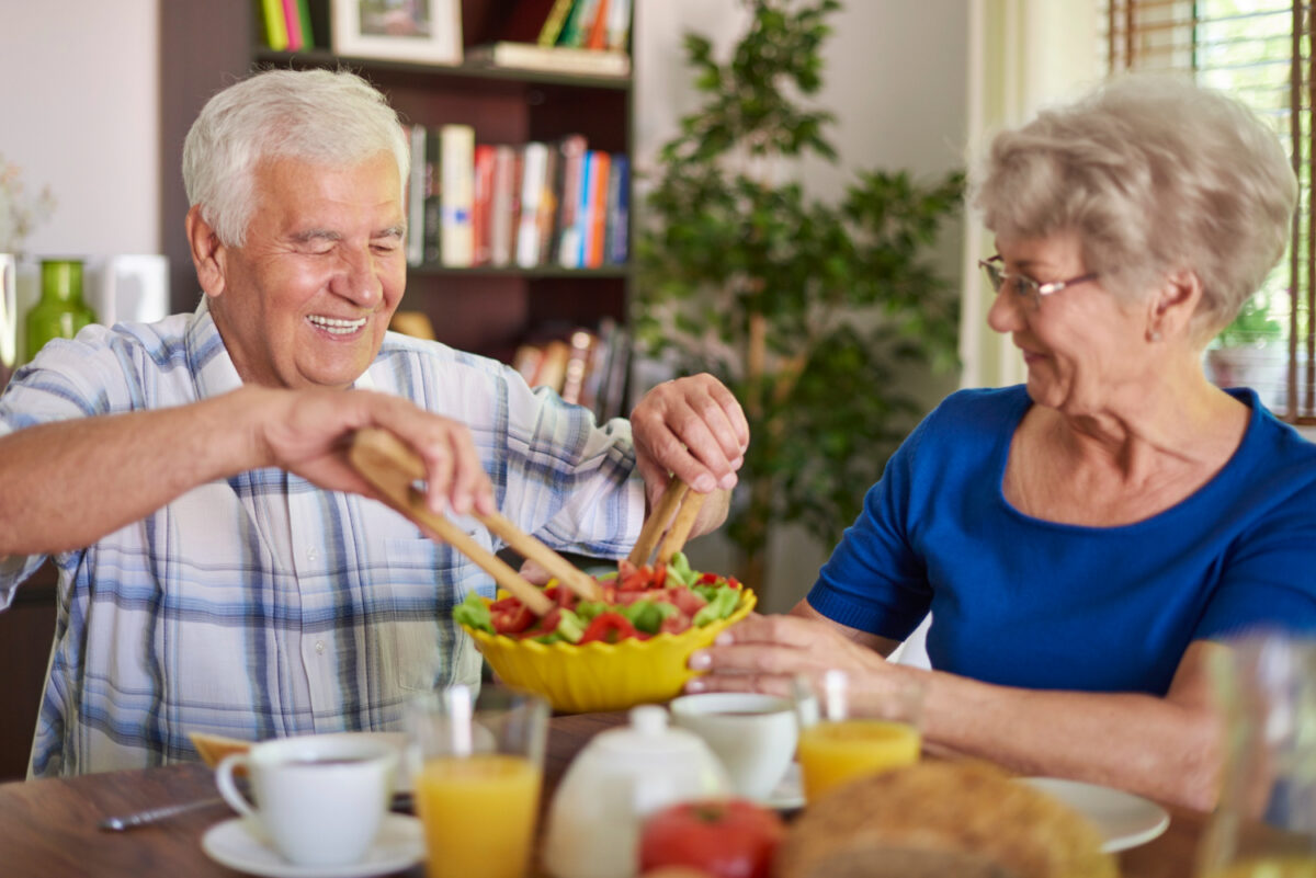 DASH diéta, známa ako „Dietary Approaches to Stop Hypertension“ (diétne stratégie na zvládanie vysokého krvného tlaku), je osvedčeným prístupom na prirodzené zníženie krvného tlaku.
